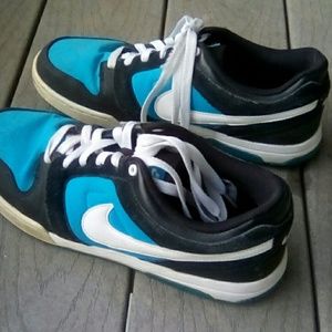 Women's Nike 9.5 sneakers